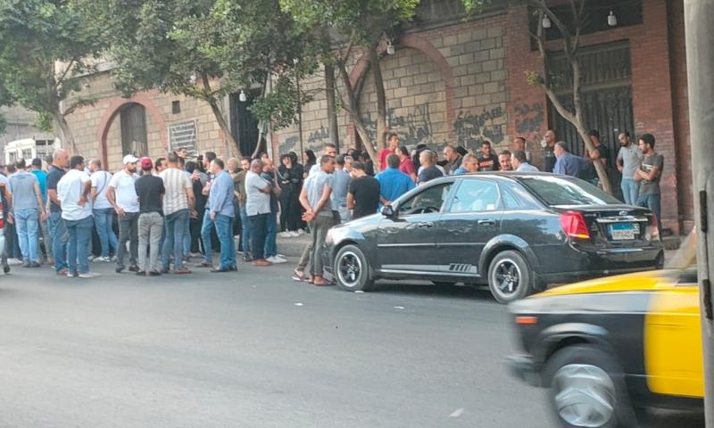 شاهد.. وصول جثامين ضحايا حريق شقة العجمي إلى مشرحة كوم الدكة بالإسكندرية