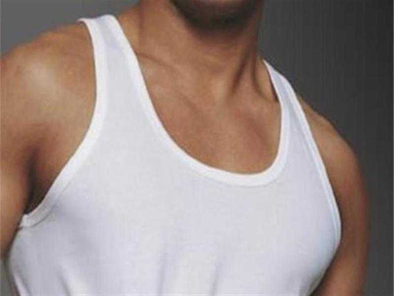 هل تقبل الصلاة بـ «الفانلة الحمالات» بسبب الحر؟.. والإفتاء: «تجوز بشرط»