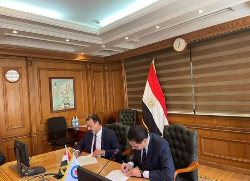 وزير الصحة أثناء التوقيع