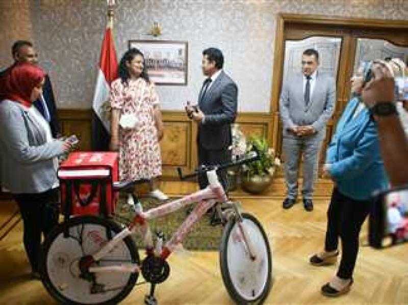 فتاة الدليفري عن تكريم وزير الشباب: الوزارة كانت مقلوبة عليا «فيديو»