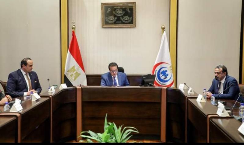 وزير الصحة خلال الاجتماع 