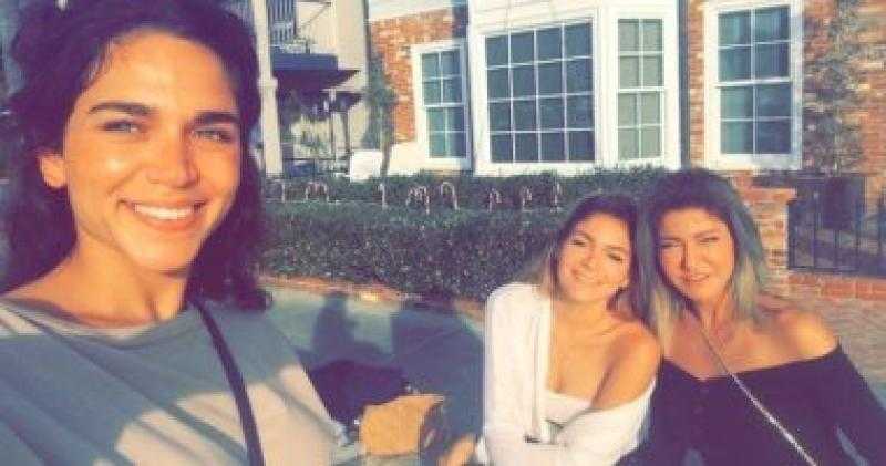 علا غانم تخطف الأنظار بصورة جديدة تجمعها مع ابنتيها