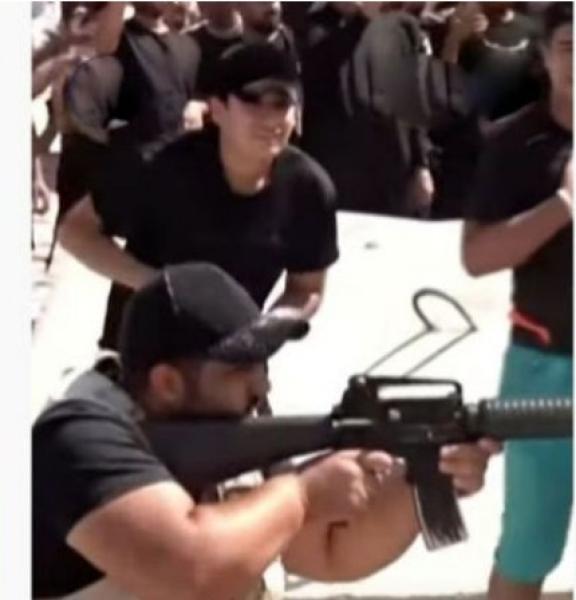 محتجون يحاولون إسقاط طائرة مسيرة بالرصاص وسط بغداد.. فيديو