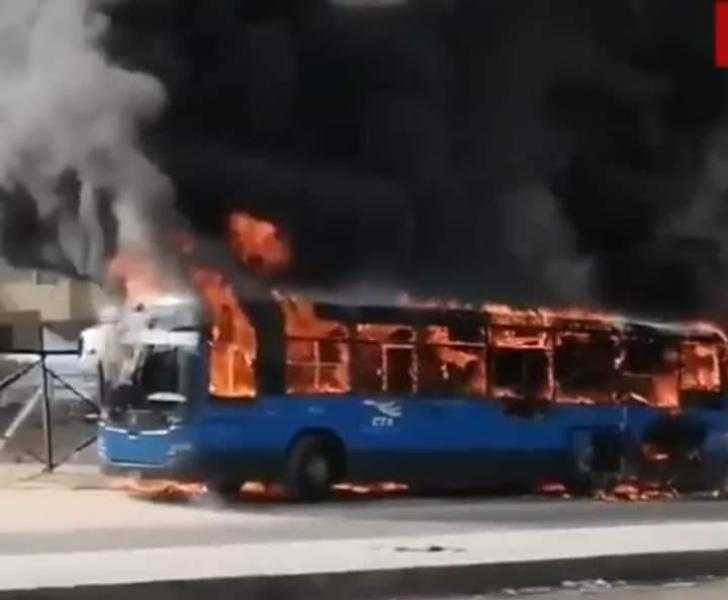 اندلاع حريق هائل في أتوبيس على الطريق الدائري الأوسطي