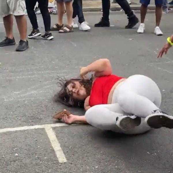 شاهد.. لحظة اعتداء رجل على سيدة بطريقة وحشية في وسط الشارع