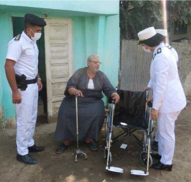 «الداخلية» تهدي مريضًا كرسي متحرك بالغربية