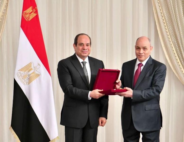 السيسي يمنح رئيس هيئة النيابة الإدارية السابق وسام الجمهورية