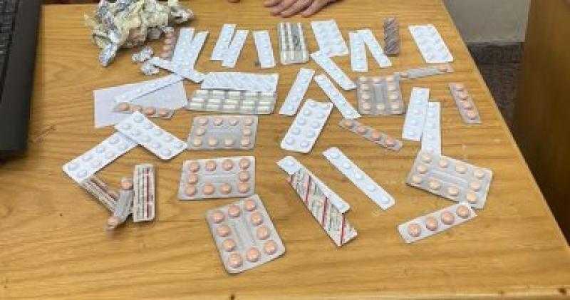 جمارك مطار القاهرة تضبط محاولتي تهريب أقراص الترامادول المخدرة