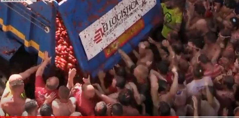 شاهد.. حشود إسبانية تتراشق بالطماطم لمدة أسبوع