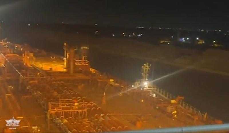 شاهد: لحظة تعويم سفينة الوقود الضخمة بعد جنوحها في قناة السويس