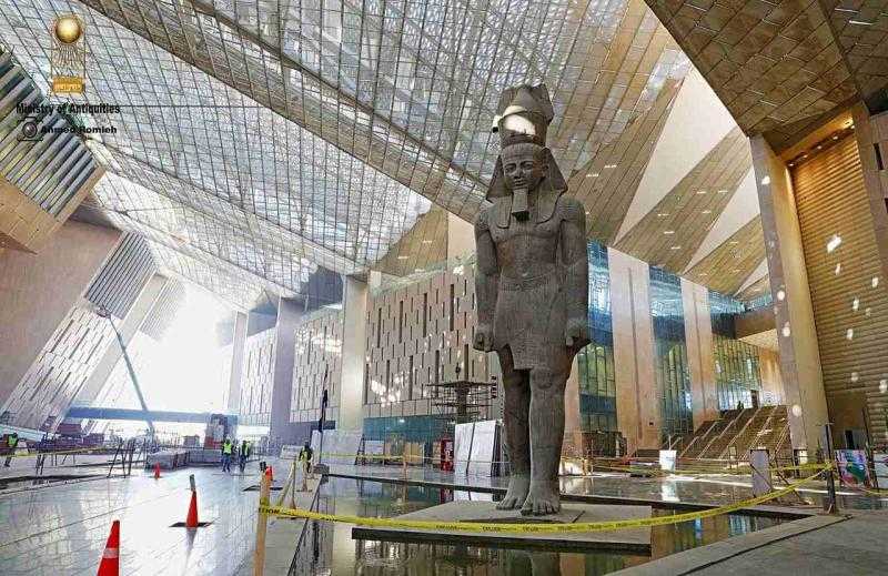 وزير السياحة والآثار يتابع مستجدات الأعمال بمنطقة خدمات الزائرين بالمتحف المصري الكبير