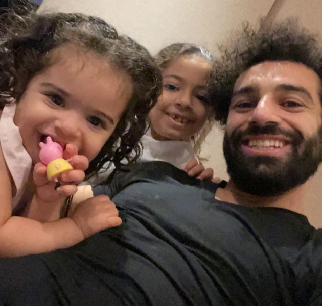 محمد صلاح وبنتيه
