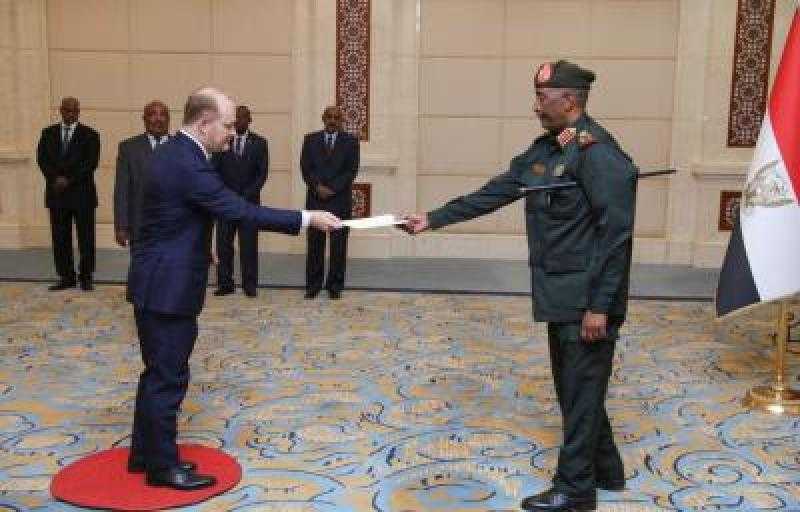 البرهان يرحب بتعيين الولايات المتحدة سفيرًا لها لدي السودان ويتسلم أوراق اعتماده