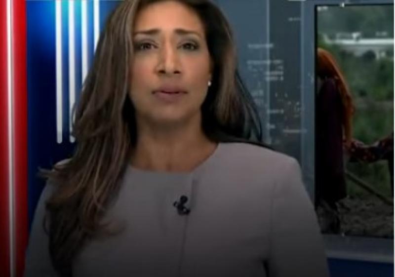 شاهد.. مذيعة تبتلع ذبابة على الهواء وتصدم المشاهدين برد فعلها