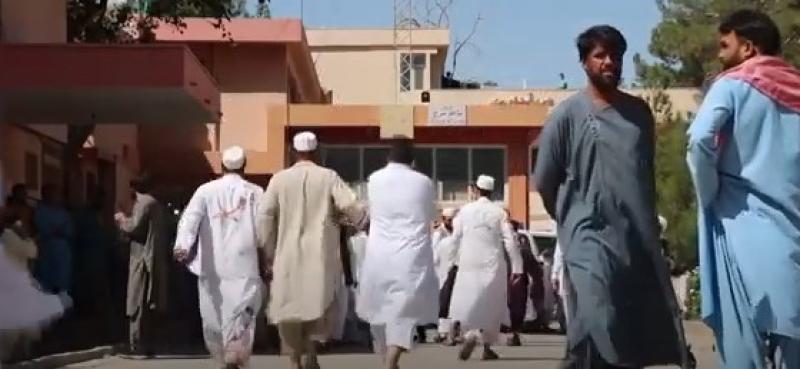 شاهد.. قتلى وجرحى في انفجار استهدف مسجدا بأفغانستان