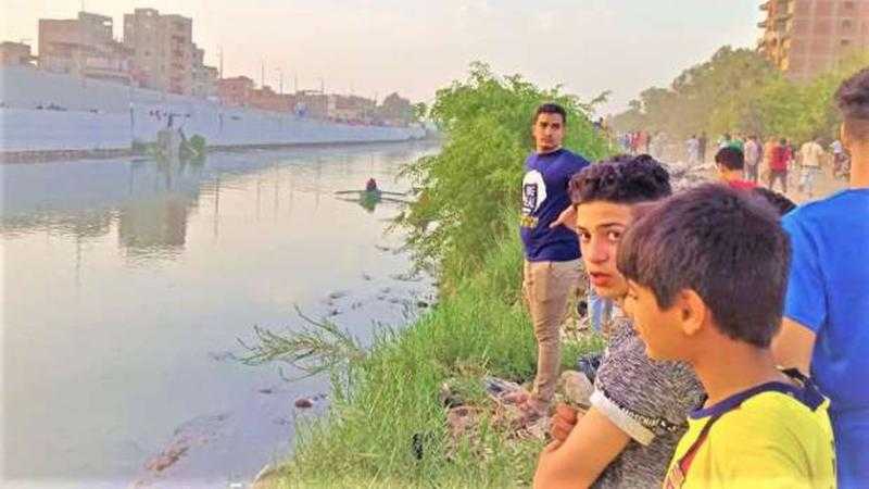 مصرع ربة منزل وإنقاذ 8 أشخاص من الموت غرقا بعد تعرضهم لحادث انقلاب سيارة