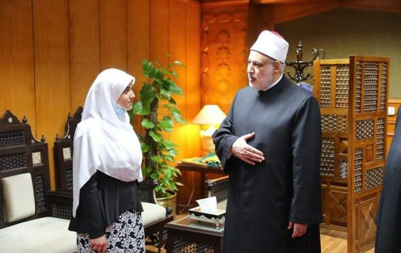 وكيل الأزهر والطالبة الفائزة