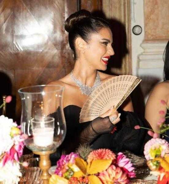 «درة» تخطف الأنظار بإطلالة أنيقة من إيطاليا