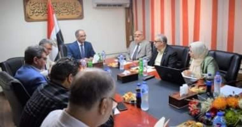 نائب وزير الإسكان يعقد اجتماعًا مع مسئولى الجهاز التنفيذى لمياه الشرب والصرف الصحى