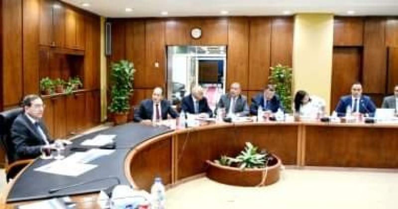طارق الملا يتابع إجراءات قطاع البترول المتخذة فى ظل الأزمة الروسية الأوكرانية
