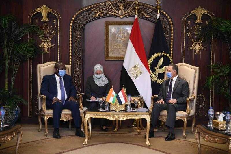 وزير الداخلية يستقبل نظيره النيجري لتعزيز التعاون الأمني