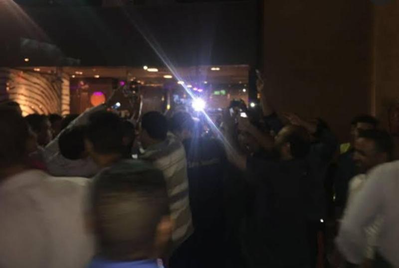 حشد جماهيري أمام منزل محمد رمضان 