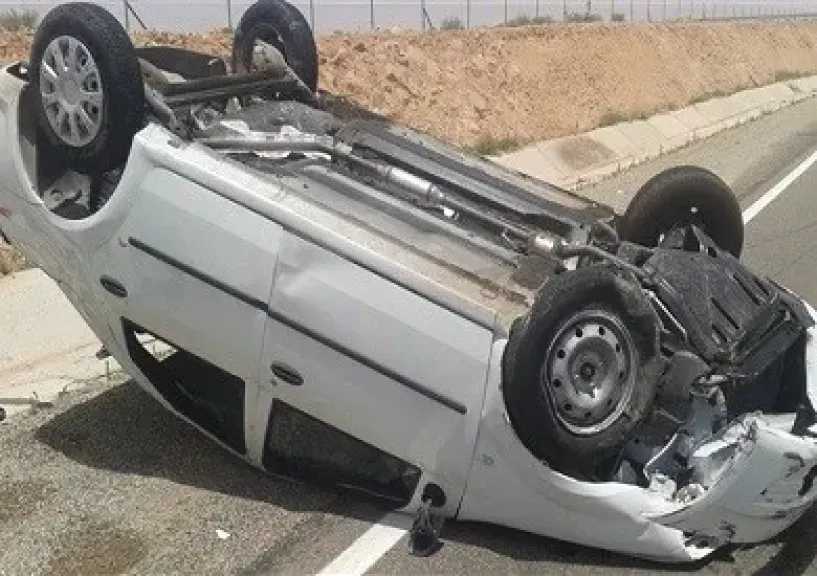 مصرع موظف وإصابة آخر في انقلاب سيارة ملاكي على الطريق الدولي الساحلي بشمال سيناء