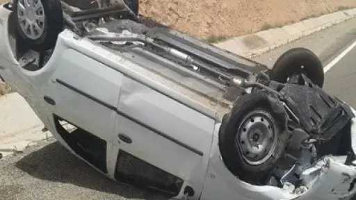 مصرع موظف وإصابة آخر في انقلاب سيارة ملاكي على الطريق الدولي الساحلي بشمال سيناء