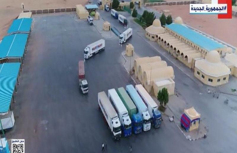 من معبر أرقين.. اللقطات الأولى لمرور قوافل دعم إنساني وطبي للأشقاء في السودان «فيديو»