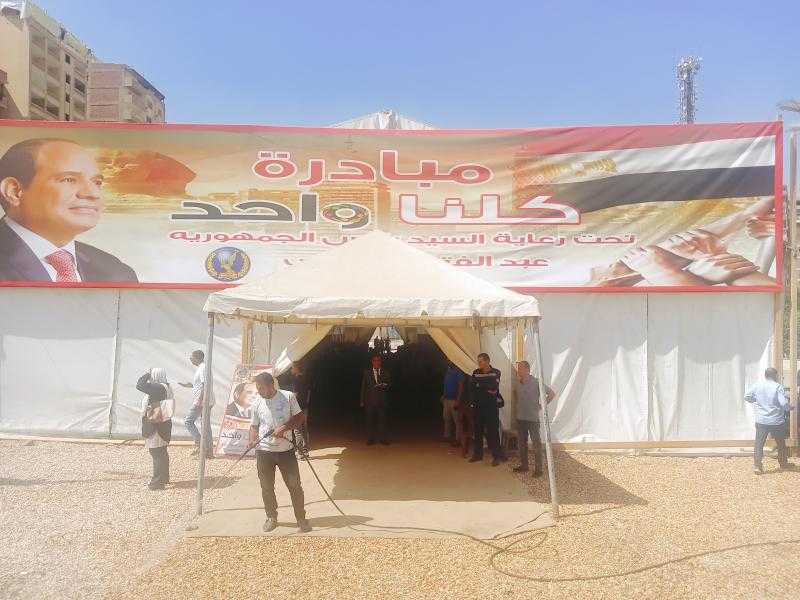 بتخفيضات 30% في كلنا واحد بجسر السويس أدوات مدرسية وأغذية وسجاد .. صور