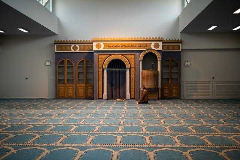 شاهد| لحظة وفاة شخص أثناء صلاة الفجر بالغردقة.. يشغل هذا المنصب