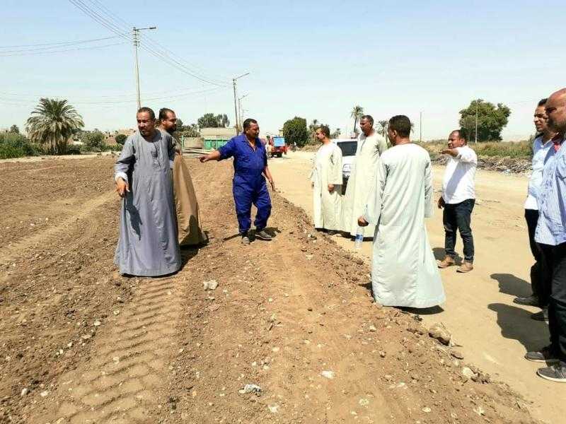رئيس مدينة دشنا يتابع أعمال إنشاء حديقة عامة للمواطنين