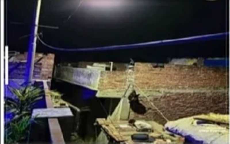 مفاجأة غير متوقعة تحسم الجدل حول صورة طفل يذاكر تحت إنارة الشارع  «فيديو»