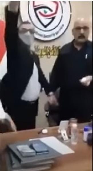 شاهد .. فيديو يوثق القبض على مدير أمن متلبسًا بالرشوة في مكتبه