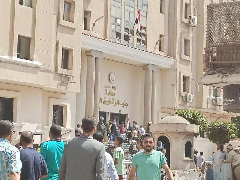 من أمام المحكمة لحظة انعقاد الجلسة 