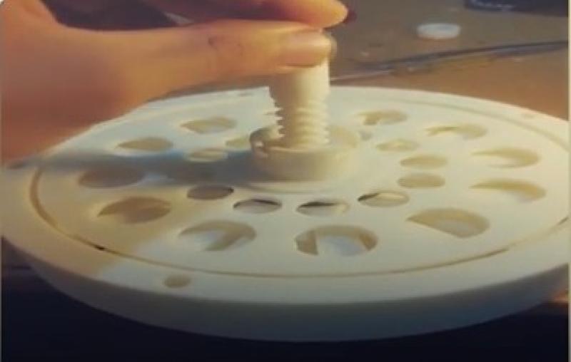 بلاط يولد الكهرباء.. مشروع تخرج لطلاب «هندسة حلوان» - فيديو