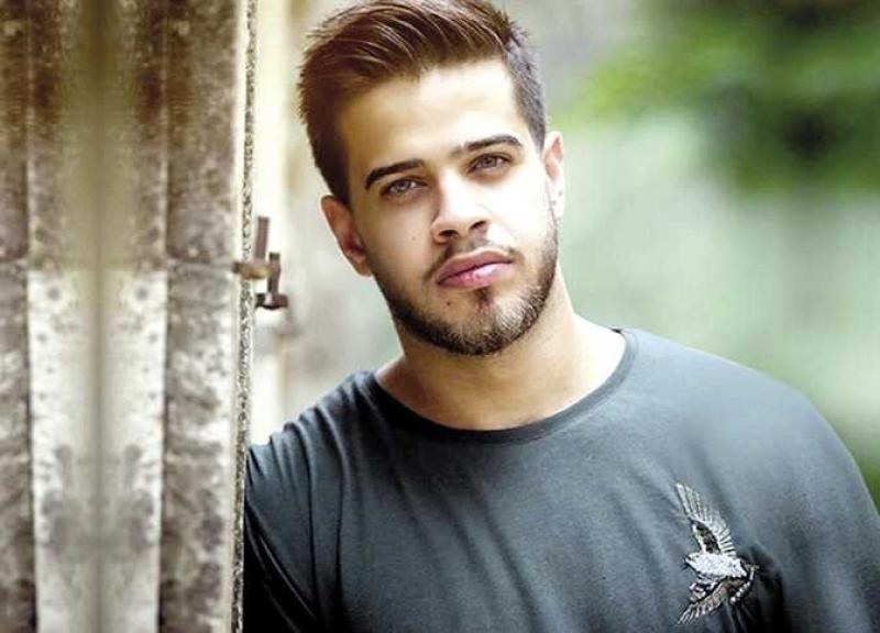 عودة أدهم نابلسي للغناء تثير الجدل.. ومتابع يعلق: «أنت عم تغري الناس حرام»