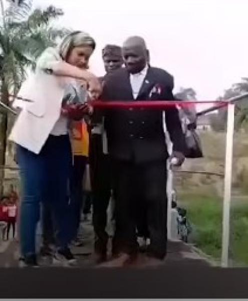 ‎شاهد.. فيديو مرعب للحظة انهيار جسر بالمسؤولين خلال افتتاحه