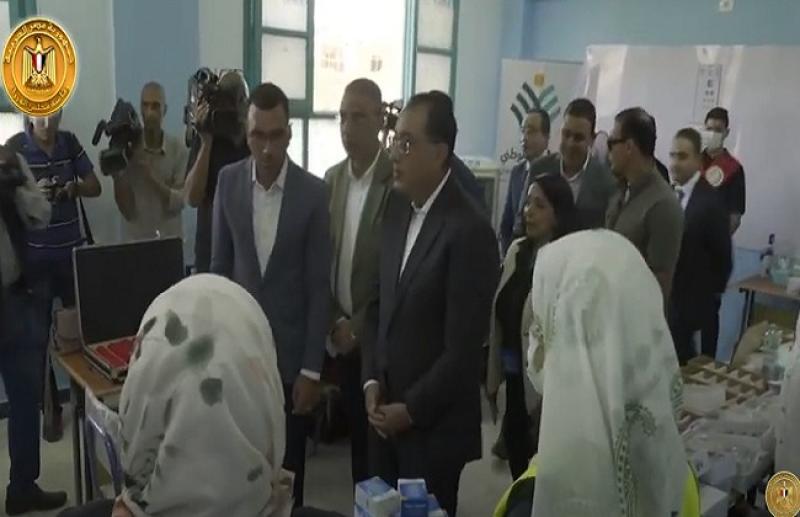 شاهد .. جولة رئيس الوزراء لتفقد مشروعات حياة كريمة بالفيوم «فيديو»