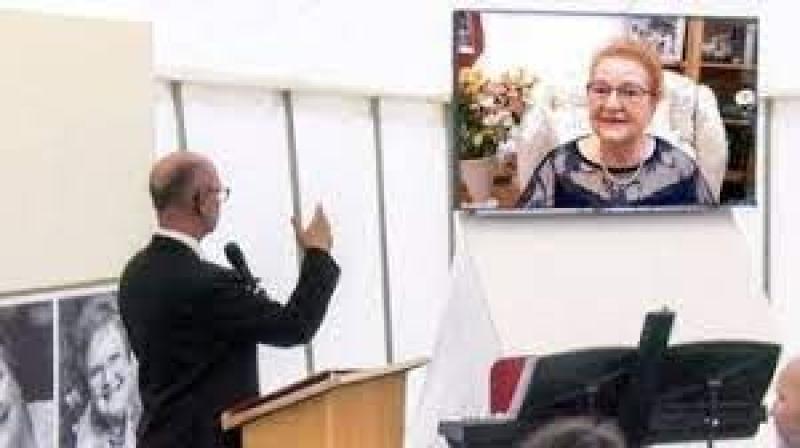 ”عقب تشييع جثمانها” سيدة بريطانية تعود بعد وفاتها وتتحدث للمعزين