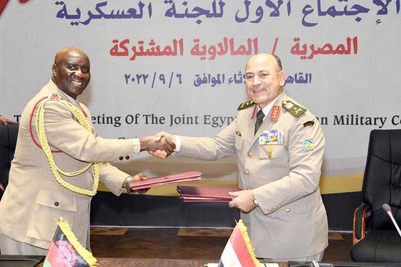 رئيس أركان حرب القوات المسلحة يلتقي قائد قوات الدفاع المالاوية