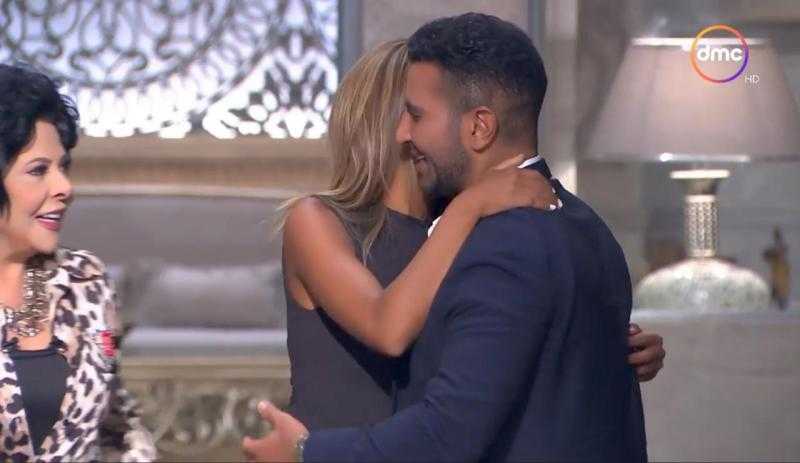 شاهد: زوجة أحمد سعد تفاجئه بهدية غير متوقعة على الهواء
