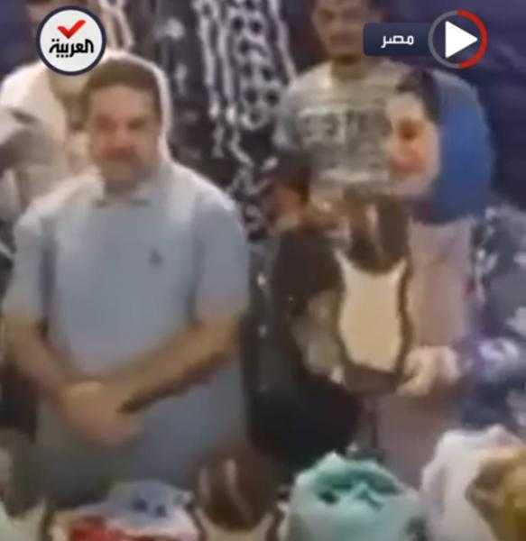 ابتسم ووقع.. شاهد: لحظة وفاة قيادي شهير بحزب الوفد أثناء تكريمه