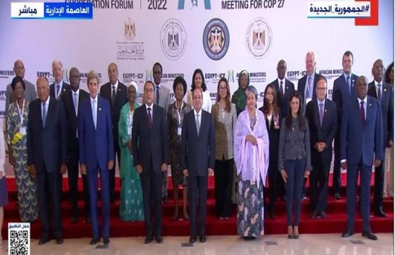 السيسي يلتقط صورة تذكارية مع المشاركين بمنتدى مصر للتعاون الدولي والتمويل الإنمائي