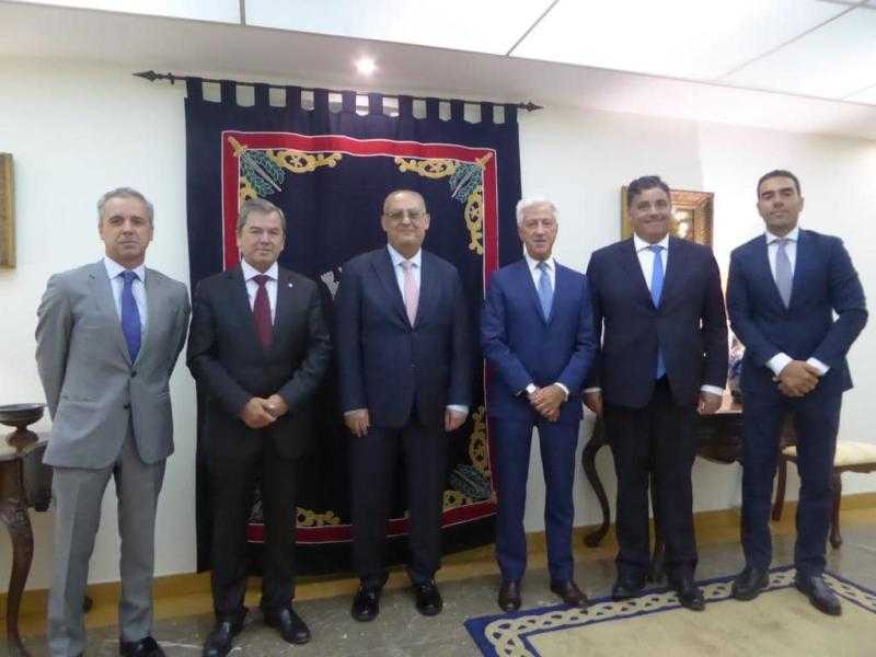 سفير مصر بالبرتغال يلتقي عددًا من المسئولين وممثلي الاتحادات الصناعية لدعم التعاون