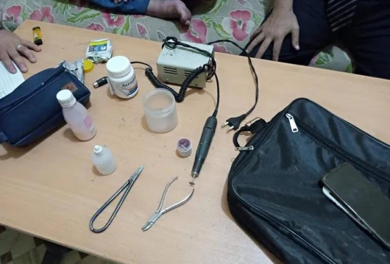 جانب من معدات طبيب الأسنان المزيف 