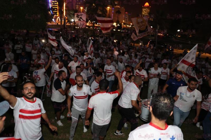 جماهير الزمالك تحتشد أمام مقر إقامة الفريق في قطر «فيديو»