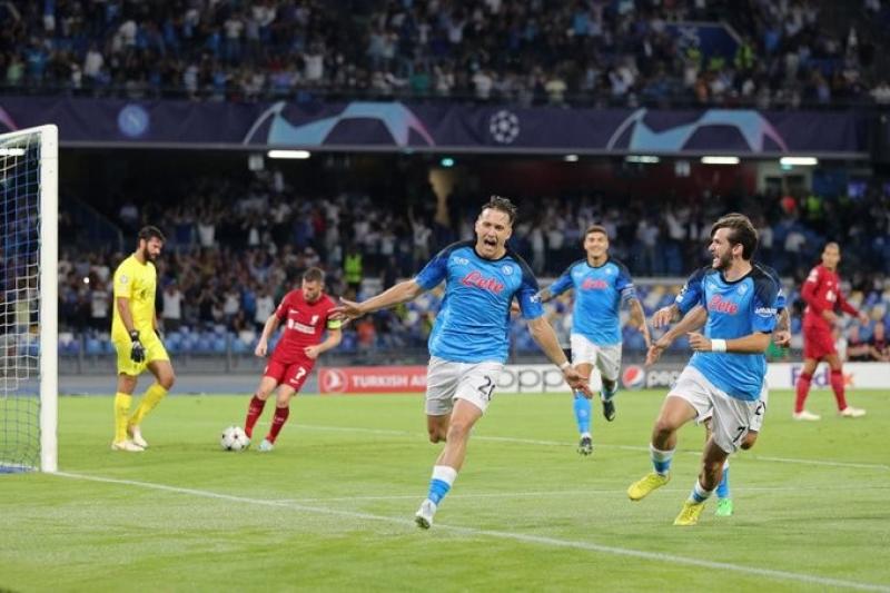 نابولي يسحق ليفربول برباعية في دوري الأبطال