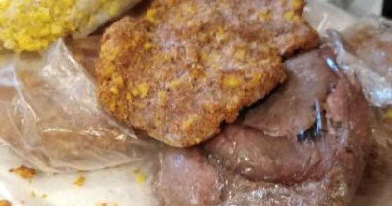 سقوط صاحب مصنع بحوزته 14 طن لحوم فاسدة في القطامية