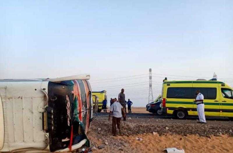 مصرع 3 أشخاص وإصابة 13 آخرين في انقلاب أتوبيس بأسوان